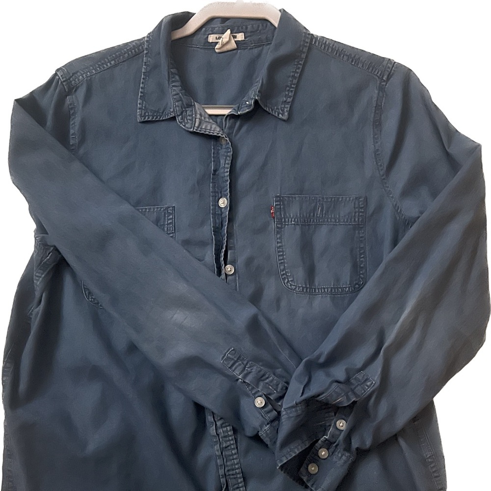 Button down Levis shirt